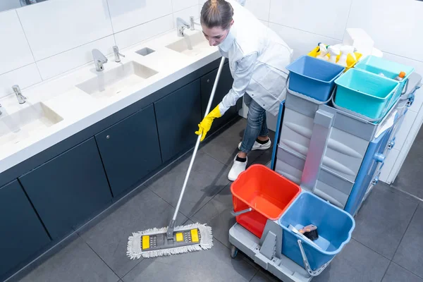 Gambar ini memiliki atribut alt yang kosong; nama berkasnya adalah cleaning-service-hotel.webp